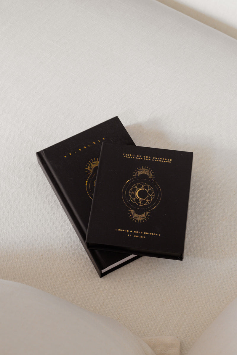 'Niño del Universo' Edición Negra y Dorada • Oracle Deck &amp; Book