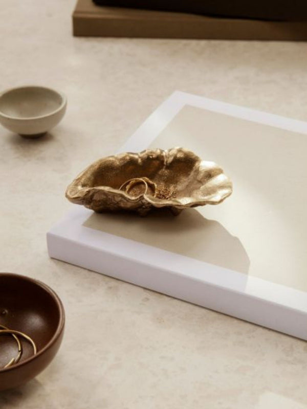 Ritual Space • Plato de baratija de ostras de latón macizo